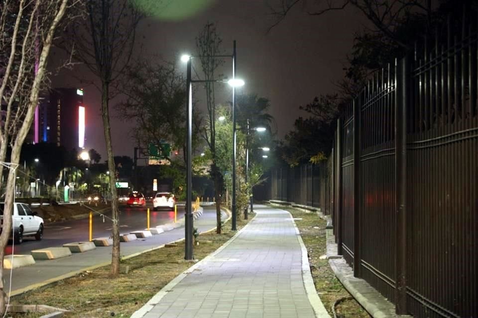   La calle Aramberri volvió a tener luz desde Héroes del 47 hasta el Macroestacionamiento del Parque Fundidora.