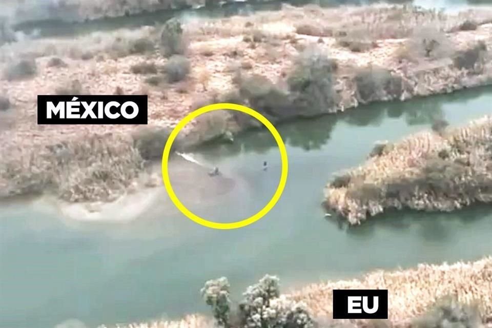 Un dron oficial estadounidense captó el momento en que sicarios apuntan desde Miguel Alemán hacia EU, donde estaban agentes fronterizos, así como cuando presuntos migrantes cruzan el Río Bravo (foto).