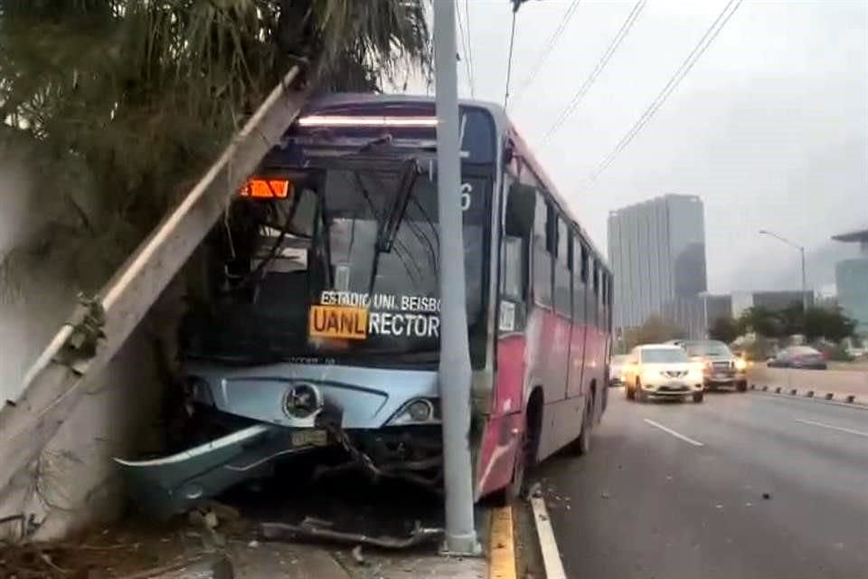 El accidente fue reportado a las 07:05 en la Avenida Morones Prieto frente a la ex casa de Gobierno.