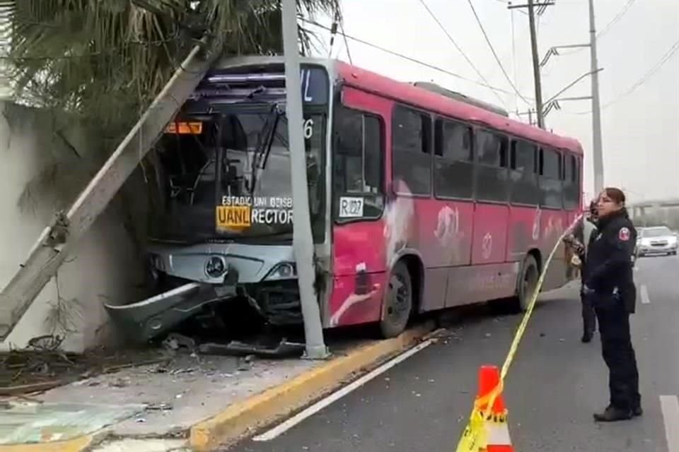 Según trascendió el accidente se debió, presuntamente al exceso de velocidad con la que el conductor del mismo circulaba por Morones Prieto de poniente a oriente.