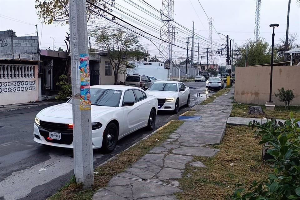 Vecinos comentaron en los diferentes carros que los detectives se llevaron personas detenidas.