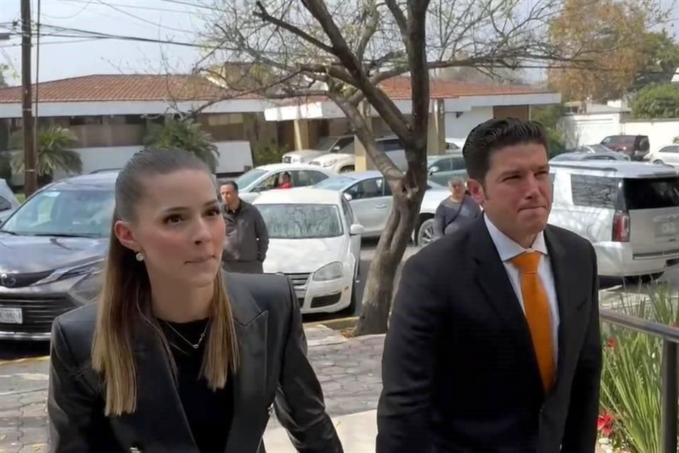 El Gobernador Samuel García y su esposa Mariana Rodríguez arriban a la capilla donde son despedidos los restos del Rector Emérito del Tec.