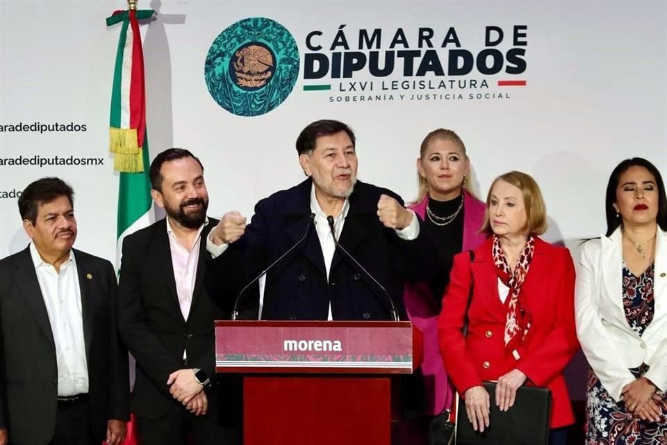 El Presidente del Senado y legisladores de Morena en conferencia de prensa.