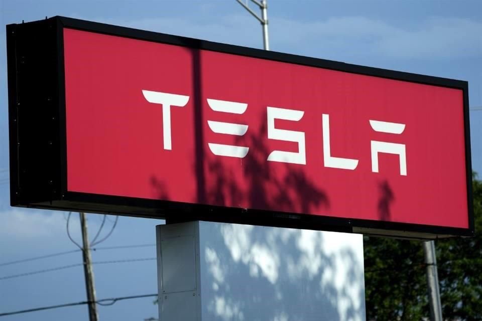 Tesla dijo que los ingresos del sector automotriz cayeron un 8 por ciento respecto al año anterior a pesar de los descuentos.