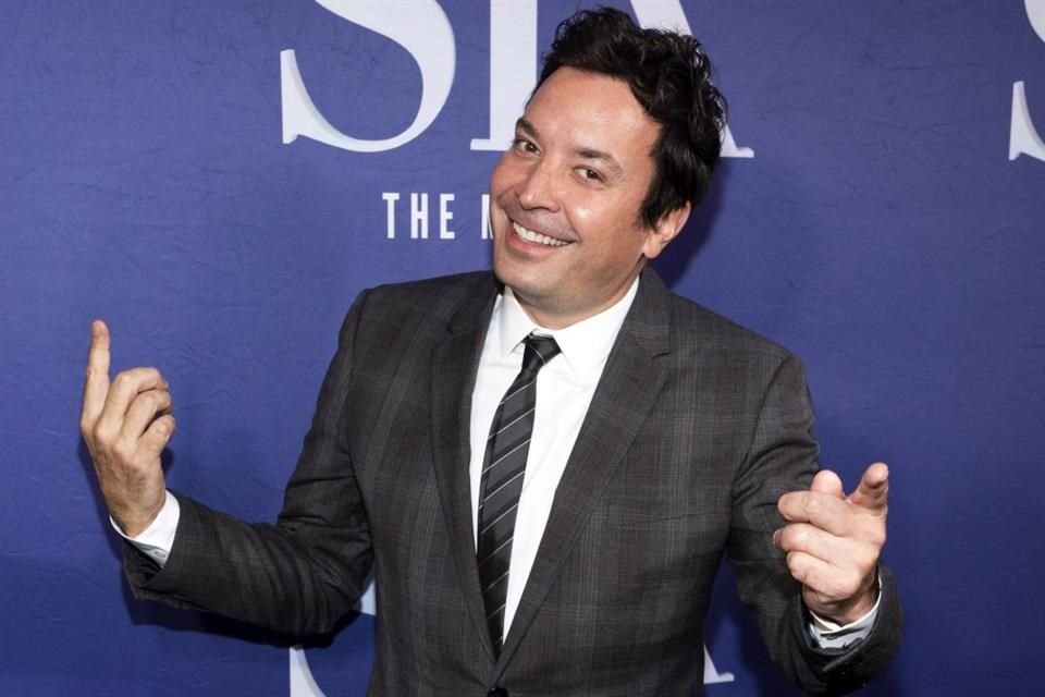 Jimmy Fallon debutó en Broadway con 'All In: Comedy About Love', una obra que explora el amor y desamor, con un elenco rotativo de famosos.