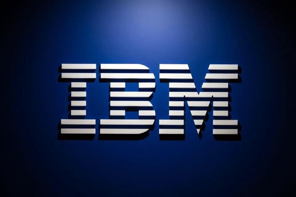 IBM dijo que los nuevos chips y servidores son más eficientes en consumo de energía que los de sus rivales.