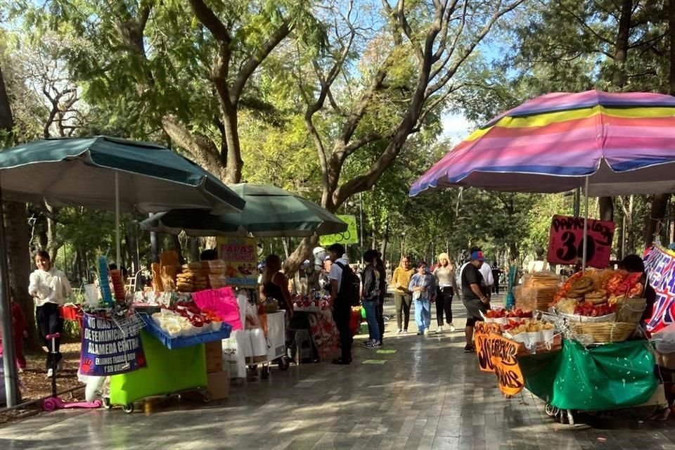 Los puestos de comida y otros artículos volvieron a instalarse esta mañana en la Alameda Central.