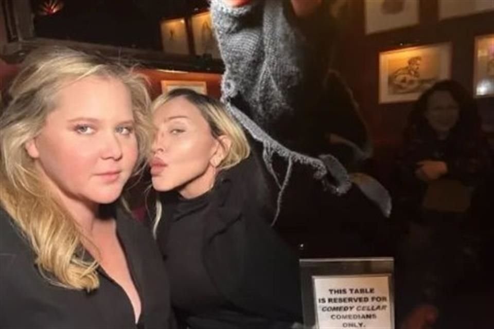 Madonna recibió la invitación para presentarse en el club de parte de su amiga, la comediante Amy Schumer.