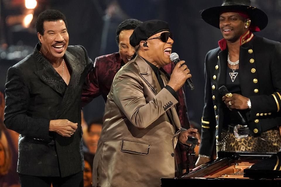 Artistas como Stevie Wonder (al centro), Chris Martin y John Legend se sumaron a la lista de famosos que actuarán este domingo en el Grammy 2025.