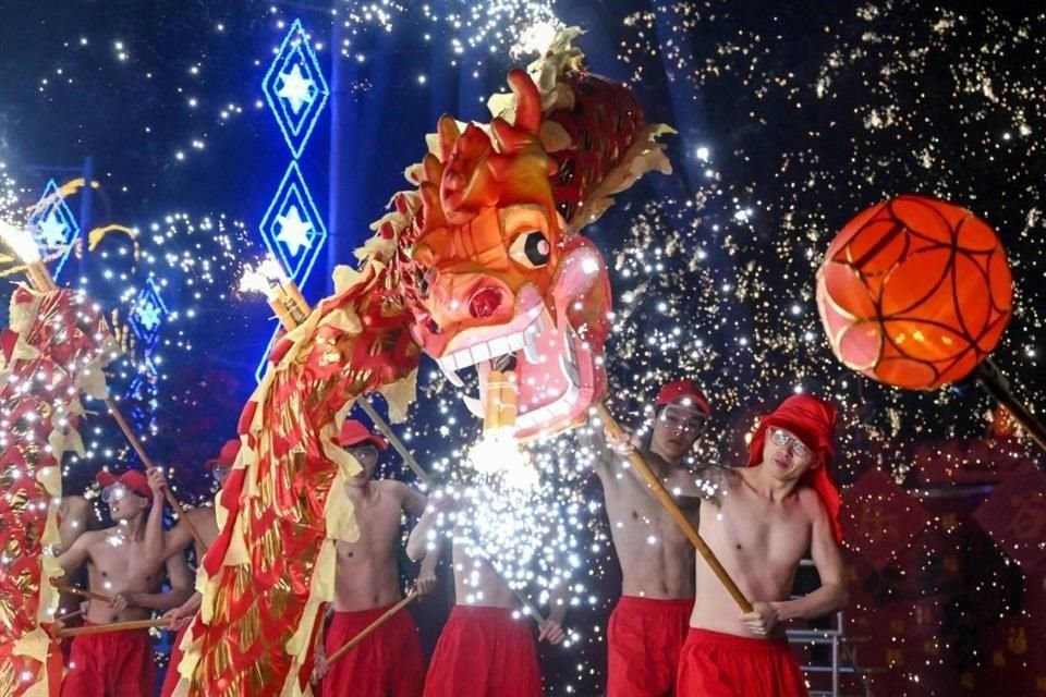 Bailarines celebran el Año Nuevo Lunar en Beijing.