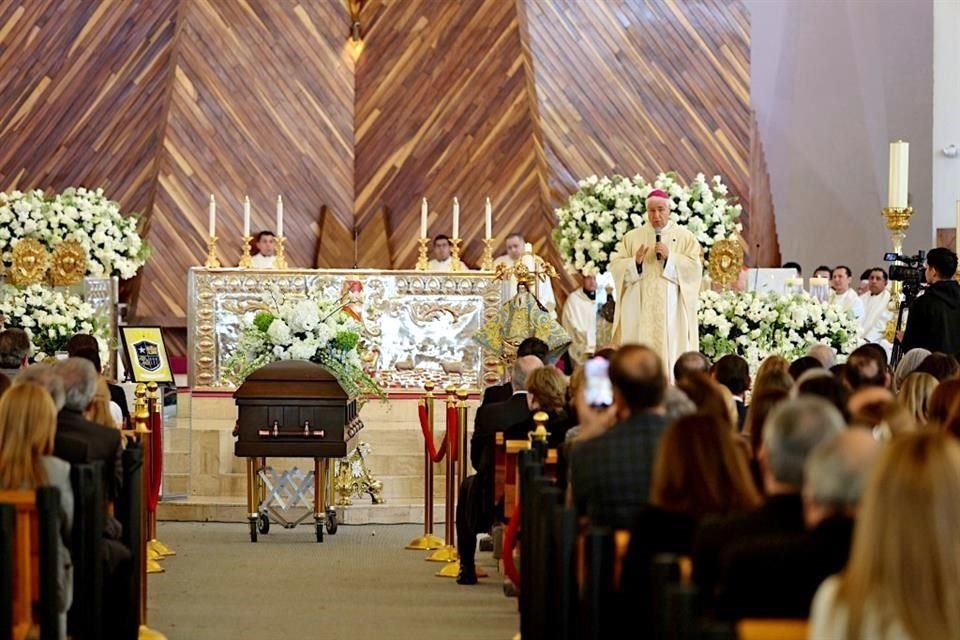 El Arzobispo Rogelio Cabrera López presidió la misa de cuerpo presente en la Parroquia-Santuario de Fátima, que se llenó para despedir a David Noel Ramírez Padilla.