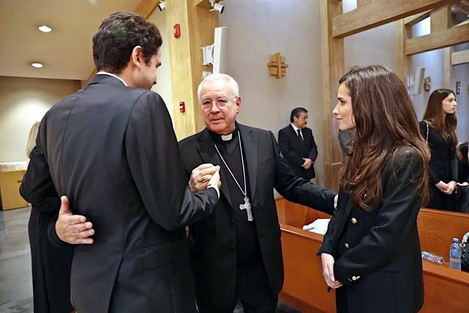 El Cardenal Francisco Robles Ortega vino a Monterrey para dar consuelo a la familia del fallecido académico.