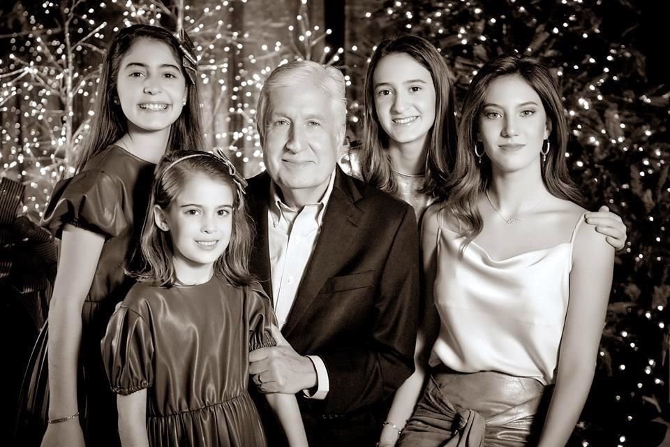 David Noel con sus nietas Lucía, Paulina, Regina y María Páez Ramírez, en el 2022