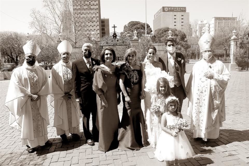 EN EL 2021. David Noel Ramírez Padilla y Magdalena Margáin de Ramírez, durante la boda de su hijo David Noel Ramírez Margáin y Michelle Gutiérrez Herrera.