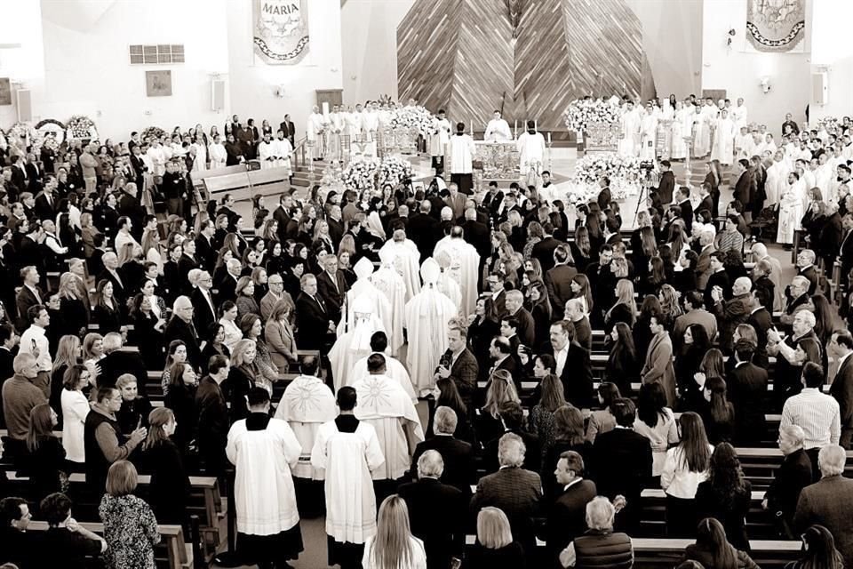 Familiares y amigos le dieron el último adiós en la misa concelebrada en la Parroquia de Nuestra Señora de Fátima.