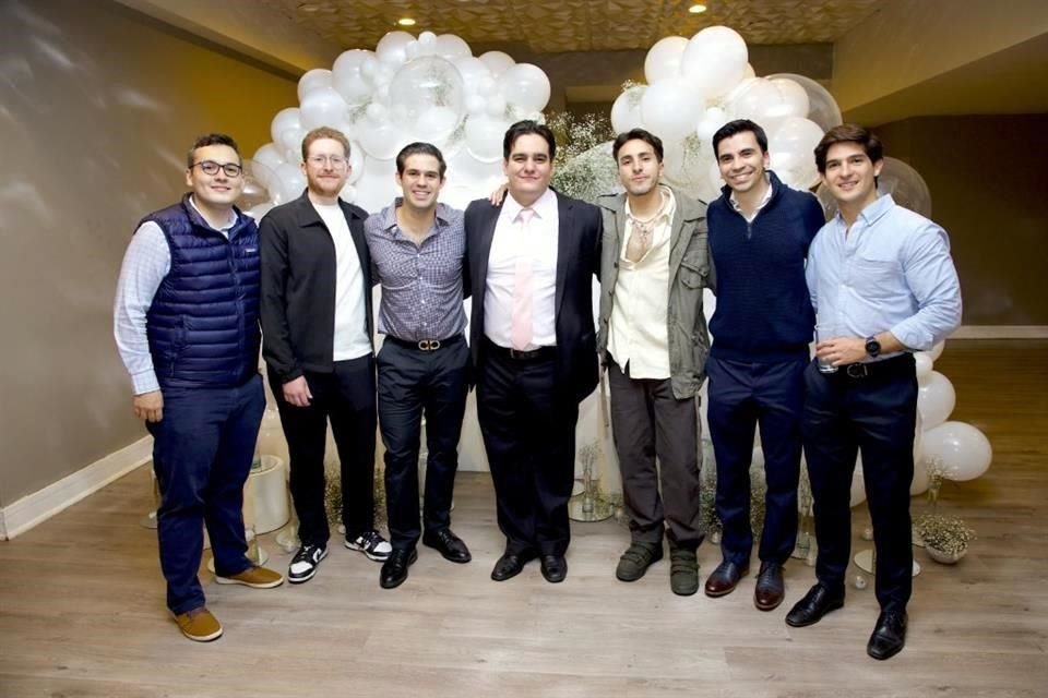 El novio con un grupo de amigos