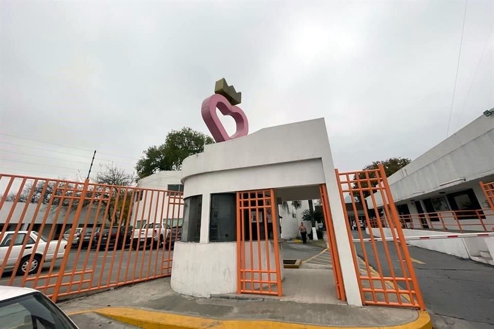 El día de hoy, al menos una decena de trabajadores del DIF cambiaron el color rosa de los barrotes por el tono naranja.