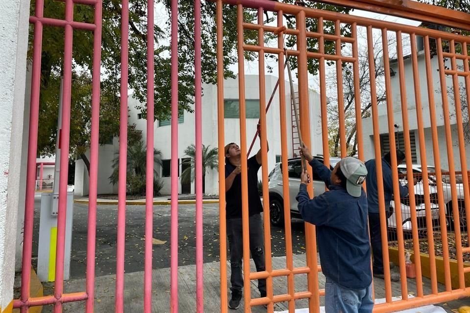 El día de hoy, al menos una decena de trabajadores del DIF cambiaron el color rosa de los barrotes por el tono naranja.