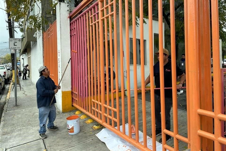 El día de hoy, al menos una decena de trabajadores del DIF cambiaron el color rosa de los barrotes por el tono naranja.