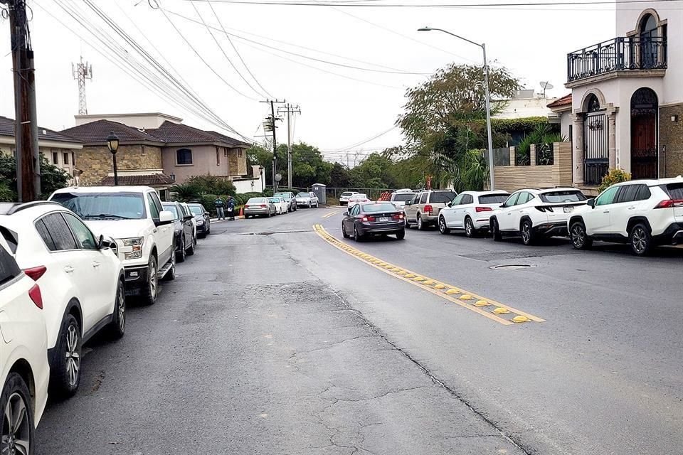 Muchos vehículos se han estacionado desde Lomas de San Agustín. Desde allí los residentes han tenido que llevar despensa, niños pequeños, adultos mayores para llegar a Lomas del Manzano.