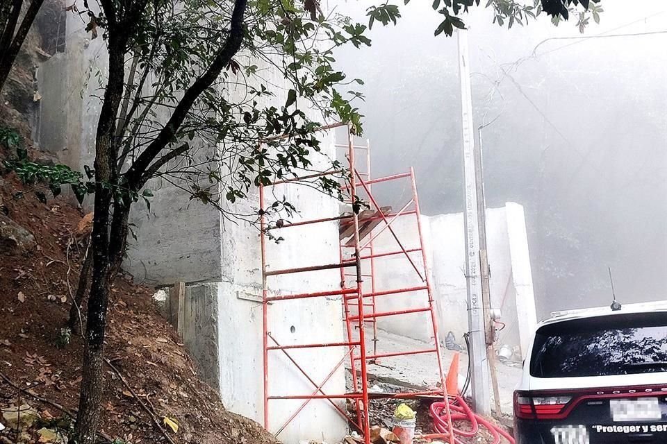 Vecinos señalaron que los trabajadores aprovecharon el reforzamiento del muro de contención para hacer una escalera, a un costado de esta rampa de acceso y obras adentro al interior de la casa.