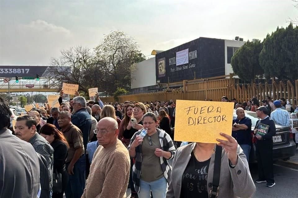 El bloqueo inició después de las 15:00 horas sobre la Avenida Venustiano Carranza.