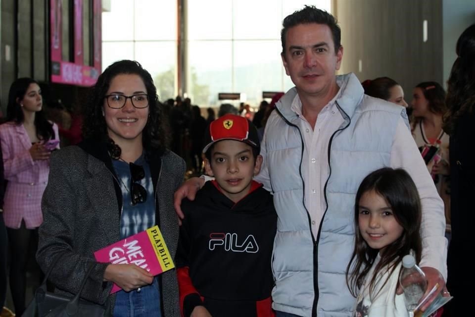 Gina Sáenz, Eugenio Hinojosa, Regina Hinojosa y Joe Hinojosa