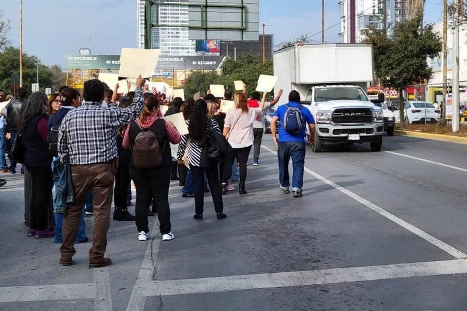 Los maestros iniciaron su protesta después de las 15:00 horas.