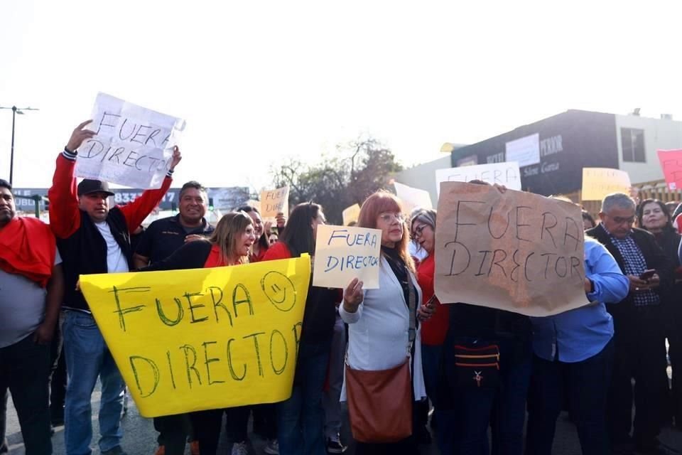 La queja de los presentes es en contra de la imposición por parte del Estado de Salvador Peralta como nuevo director.