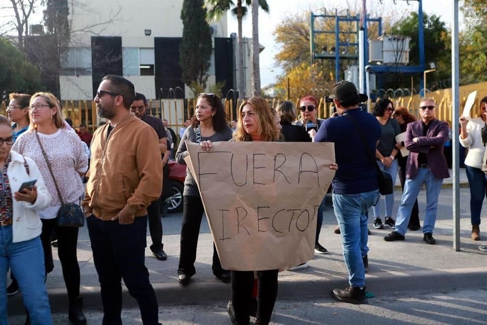 La queja de los presentes es en contra de la imposición por parte del Estado de Salvador Peralta como nuevo director.