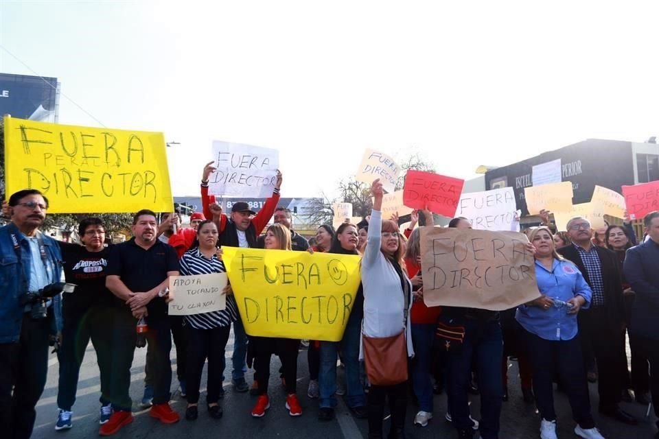 La queja de los presentes es en contra de la imposición por parte del Estado de Salvador Peralta como nuevo director.