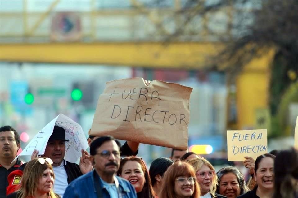 La queja de los presentes es en contra de la imposición por parte del Estado de Salvador Peralta como nuevo director.