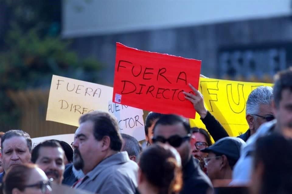 La queja de los presentes es en contra de la imposición por parte del Estado de Salvador Peralta como nuevo director.