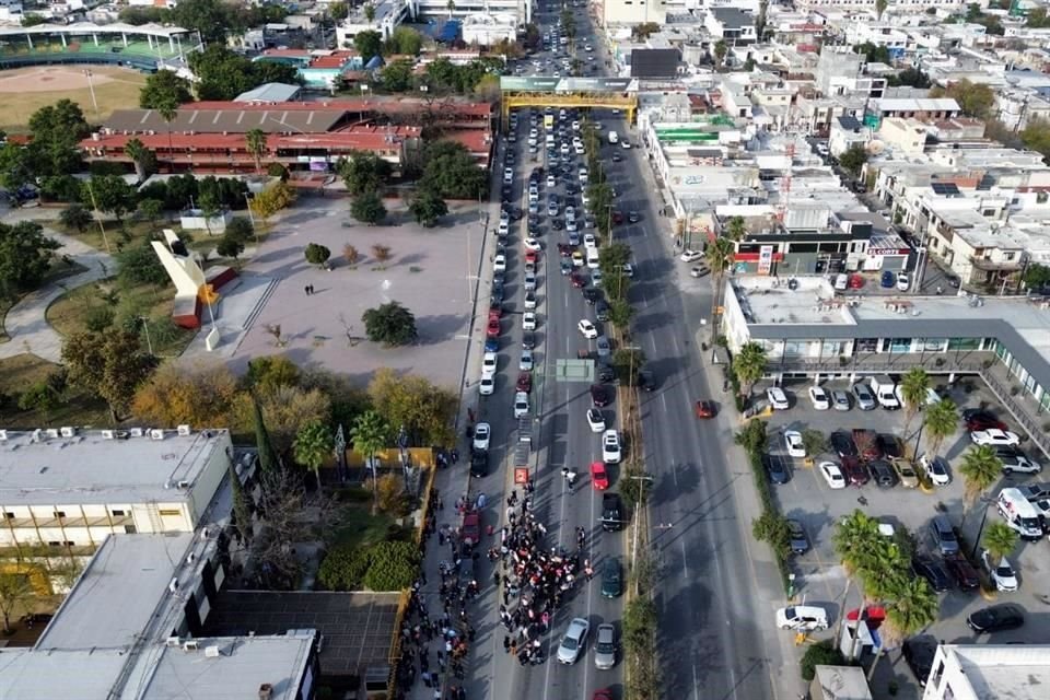 El cierre de la vialidad inició después de las 15:00 horas.