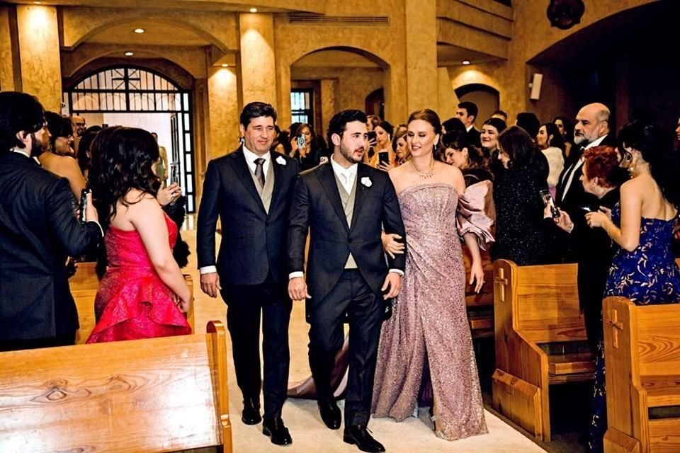 El novio con sus papás, Andrés B. Elosúa González y Monique Letayf de Elosúa