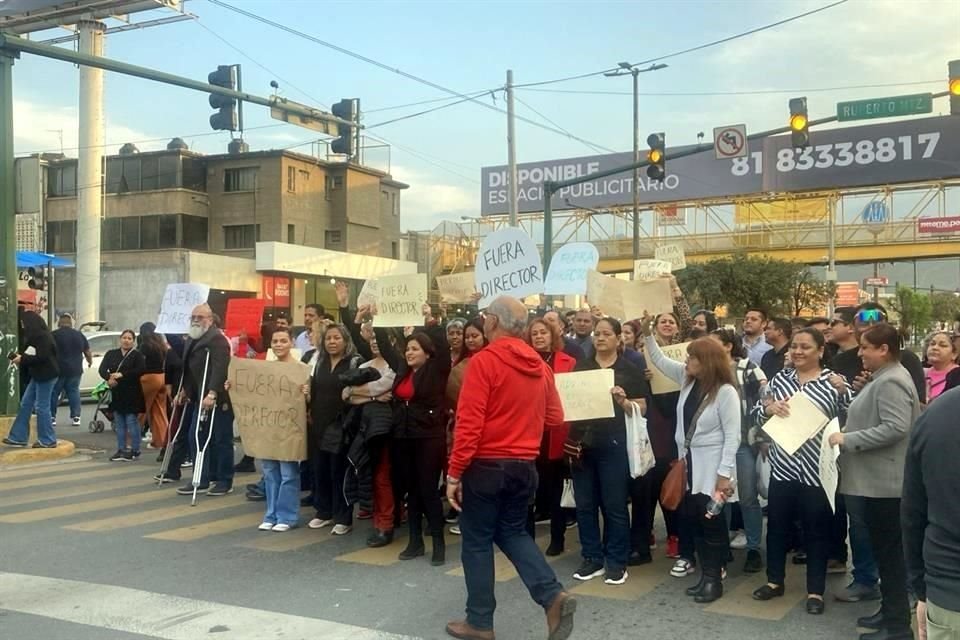 Los manifestantes bloquearon la avenida por ambos sentidos.