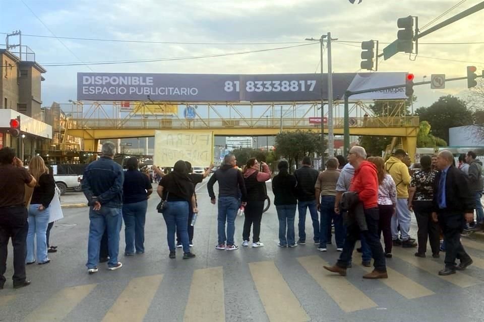 Los manifestantes bloquearon la avenida por ambos sentidos.