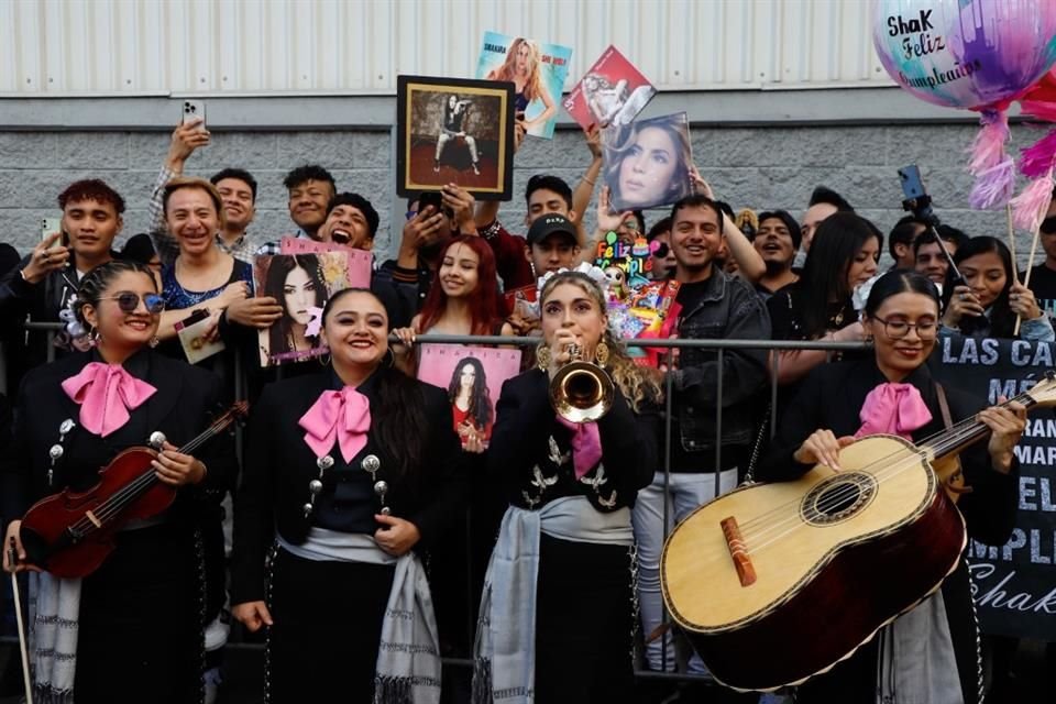 Vestidos y alborotados quedaron casi un centenar de fanáticos que esperaban celebrar con Shakira su cumpleaños, este jueves.