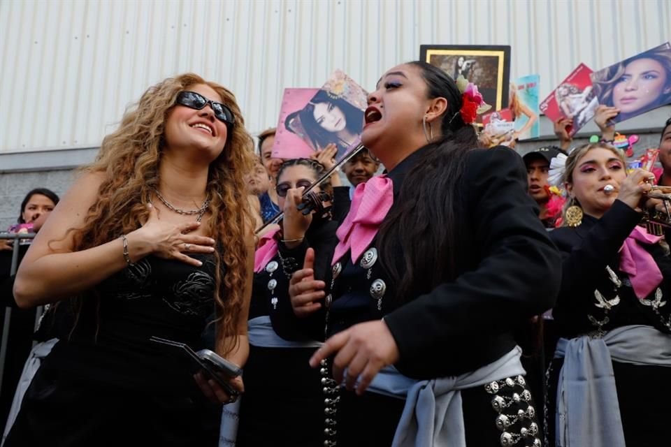 Los seguidores de la intérprete de 'Las de la Intuición' no se fueron sin antes pedirle al mariachi que tocara 'Las Mañanitas' para capturar el momento y enviarle mensajes de amor a la cantante.