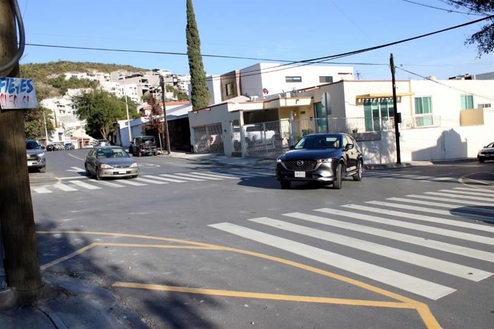 Instalan autoridades regias señalamientos e infraestructura vial en el cruce de  Giuseppe Verdi y Manuel M. Ponce, en Colinas de San Jerónimo, ante los constantes choques que se presentan en la zona.