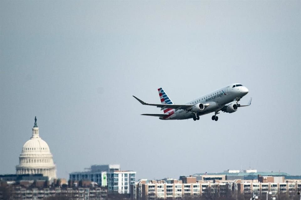 Un avión despega del aeropuerto Reagan en Washington, el 30 de enero del 2025.