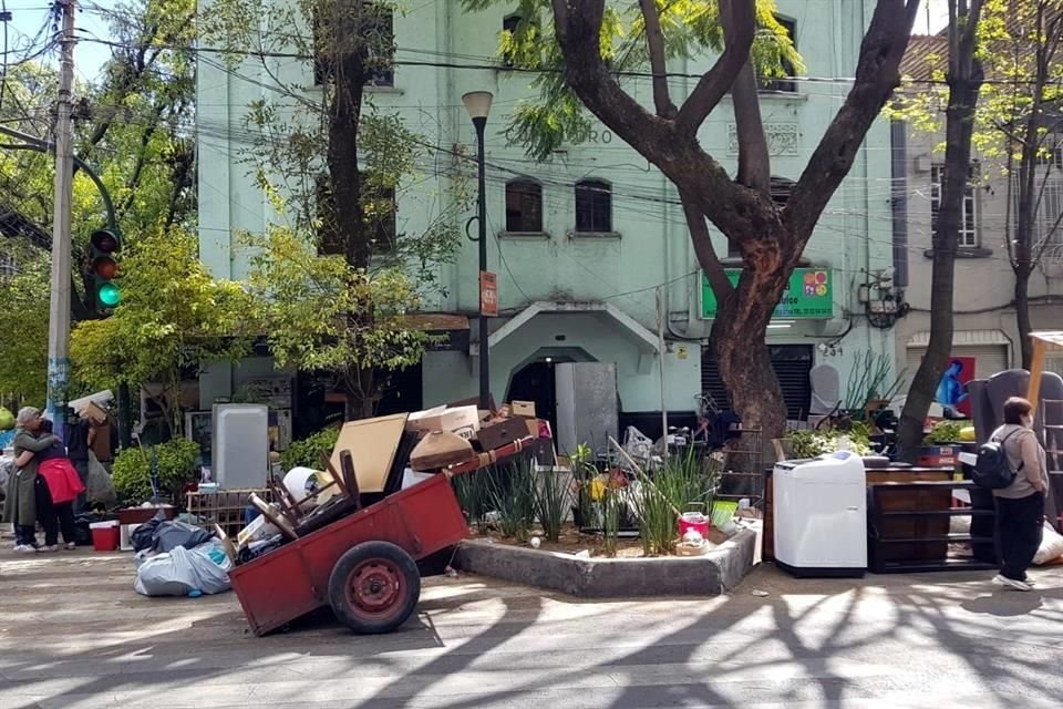 Habitantes de edificio situado en Álvaro Obregón 234, entre Medellín e Insurgentes, en la Colonia Roma, fueron desalojados ayer por alrededor de 100 personas.