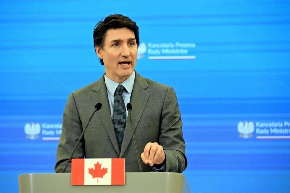 El Primer Ministro Justin Trudeau advirtió a los canadienses que podrían enfrentarse a tiempos difíciles si Trump impone aranceles del 25%.