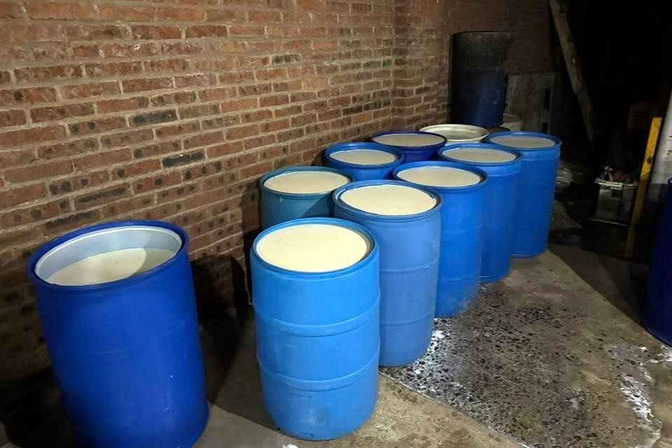 En el almacén ilegal fueron asegurados siete tinacos con capacidad para mil 200 litros cada uno, 20 tambos de 200 litros, pipas y una máquina extractora.