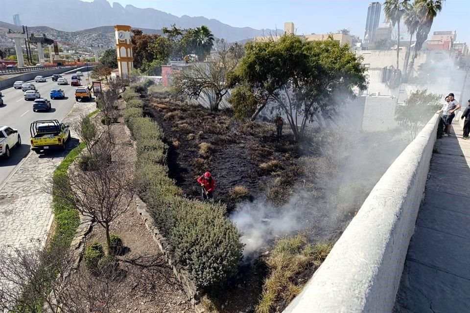 El fuego, que no se estableció cómo inició, se registró en un terreno ubicado en la Avenida Constitución y Morelos.