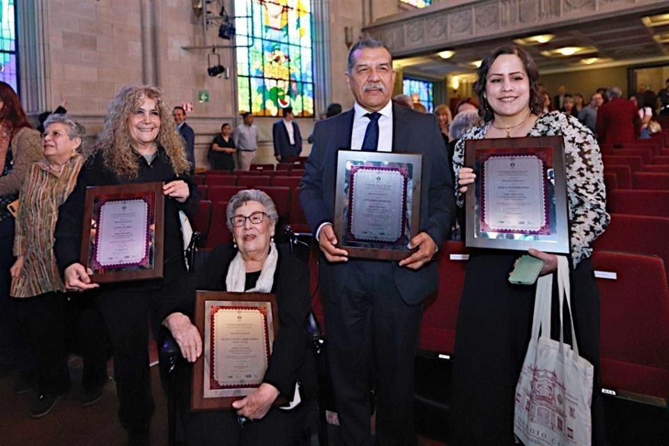 La pintora Lupina Flores (izq. a der), la dramaturga Kahua Rocha, el escritor Guillermo Berrones y Bertha Wario, hija del compositor José Luis Wario, recibieron los reconocimientos en el Aula Magna.