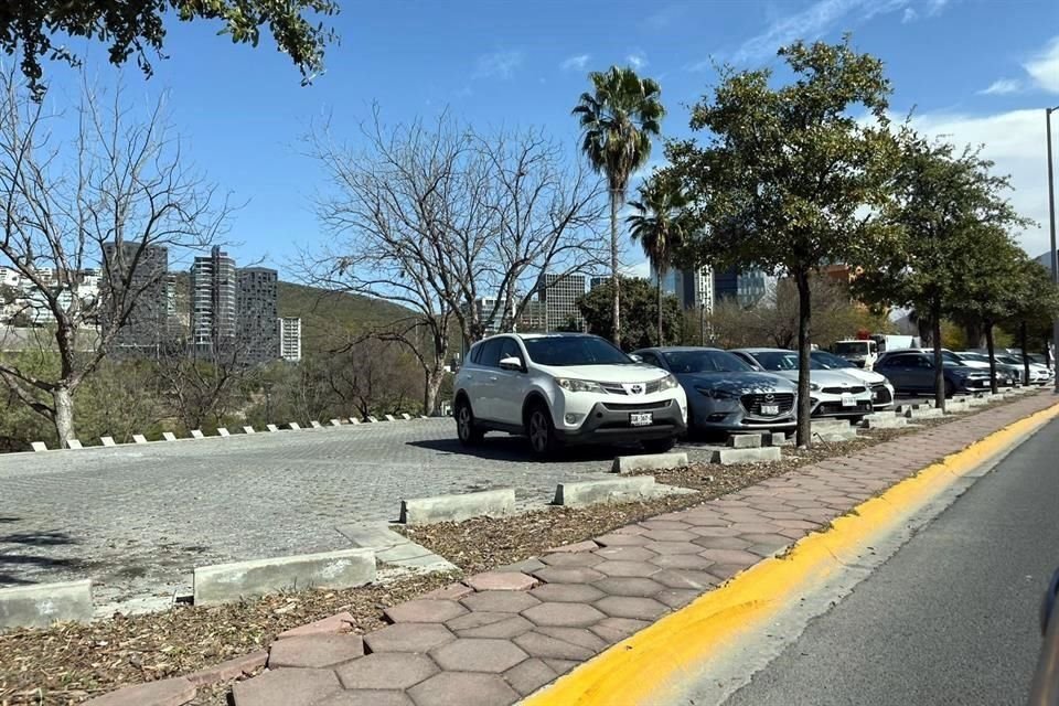 Con la instalación de los parquímetros, el Municipio de San Pedro busca regular 342 cajones de estacionamiento.