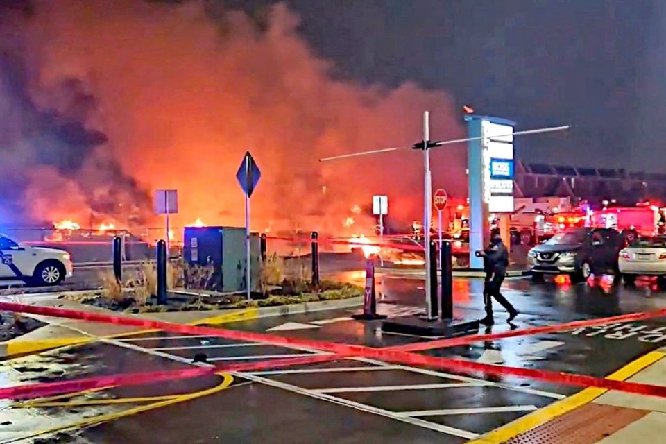 Seis mexicanos que viajaban en una ambulancia aérea murieron ayer al estrellarse en un barrio del noreste de Filadelfia.