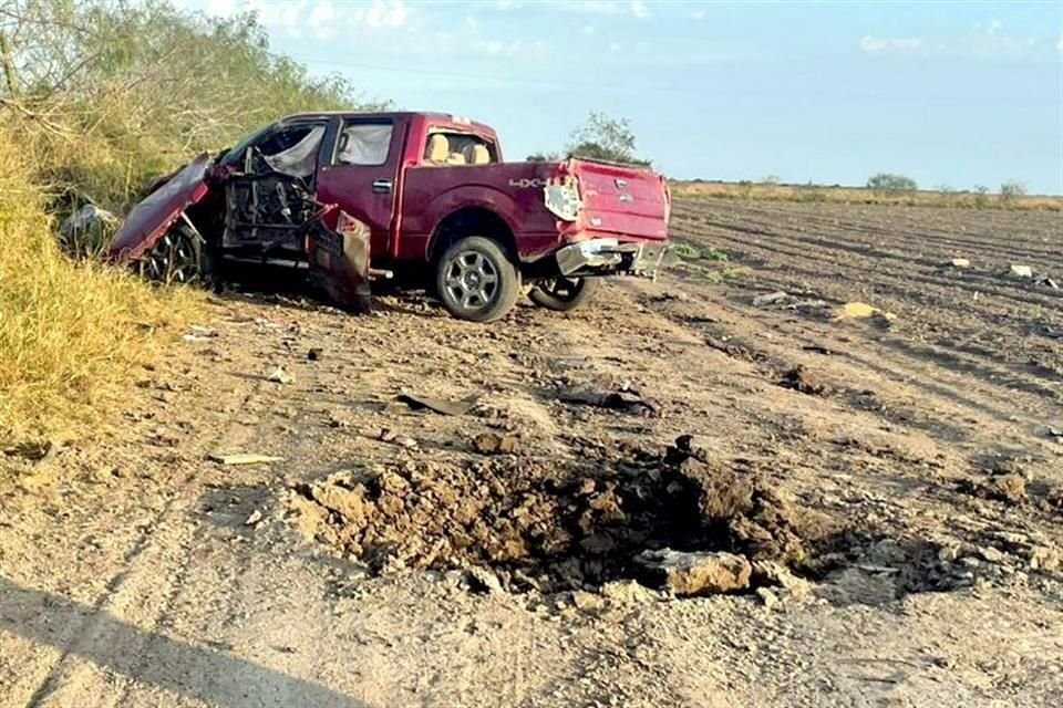 Dos hombres murieron y una mujer fue hospitalizada luego de que su camioneta fue dañada por una mina terrestre, en una brecha en San Fernando, donde la explosión dejó un cráter.