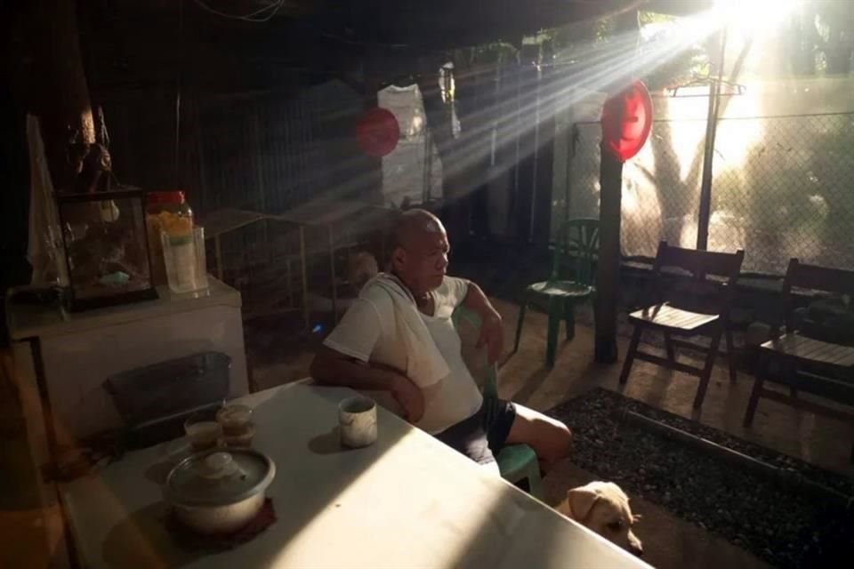 Edgar Matobato en el complejo de una iglesia en Filipinas, donde estuvo escondido durante años.